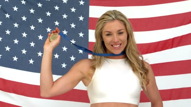 Жінка посміхається з медаллю в руках — стокове відео