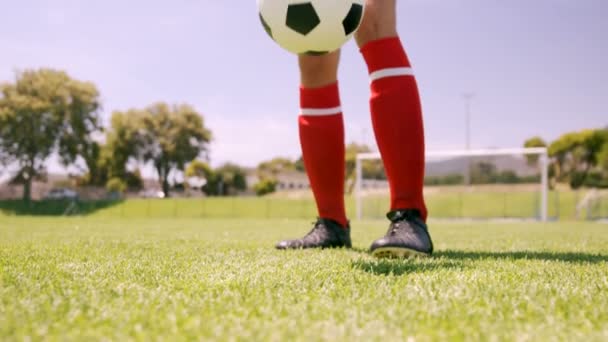 Jugador de fútbol jugando con pelota — Vídeo de stock