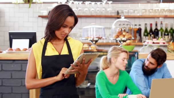 Smiling waitress holding a tablet — Stock Video