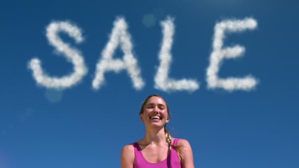 Ajuste sonriente mujer saltando — Vídeo de stock