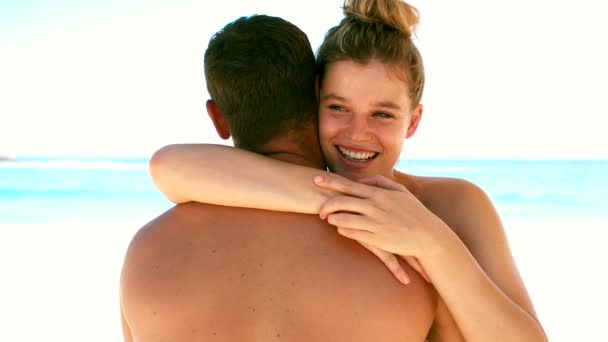 Para przytulanie na plaży — Wideo stockowe