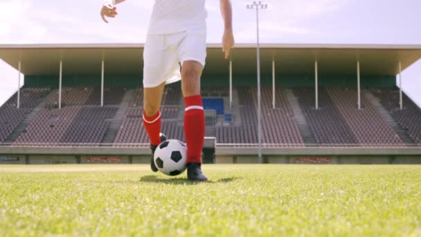 Jogador de futebol driblando a bola — Vídeo de Stock