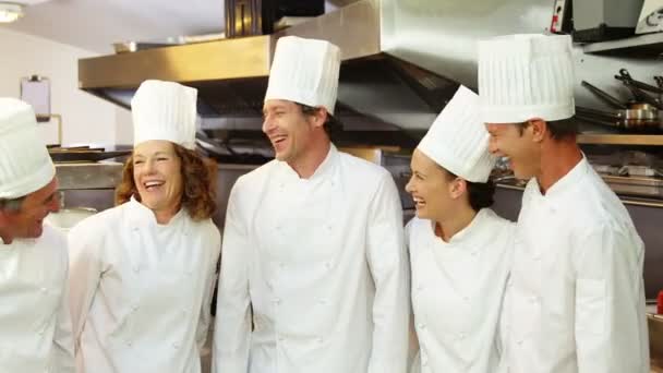 Groep van chef-koks die zich voordeed en glimlachen — Stockvideo