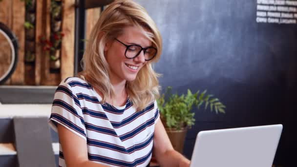 Hipster människor använder laptop — Stockvideo