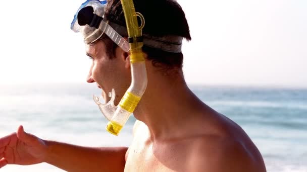 Hombre que usa equipo de snorkel — Vídeo de stock