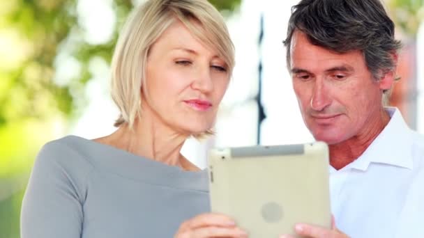 Les gens d'affaires utilisant tablette — Video