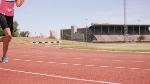 Sportswoman courir sur la piste de course — Video