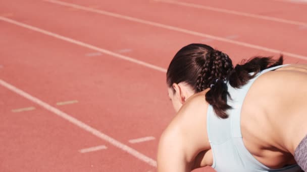Atleta mujer comenzando a correr — Vídeo de stock