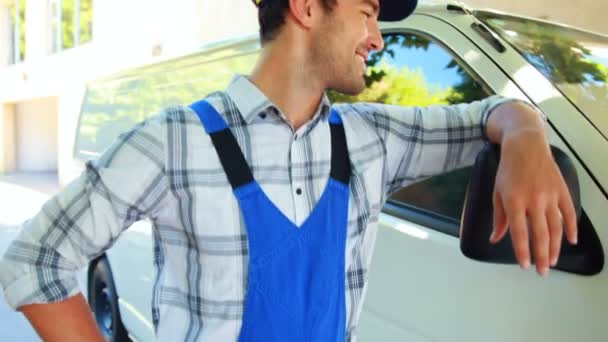 Um faz-tudo sorridente encostado à carrinha — Vídeo de Stock