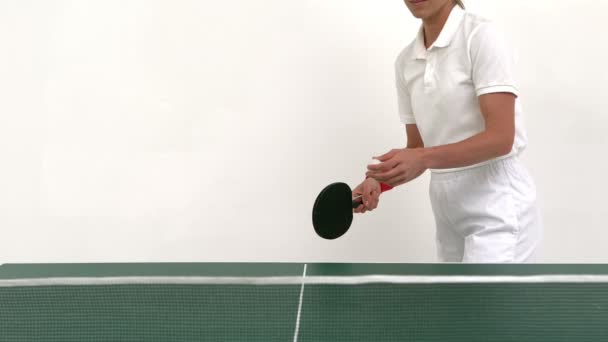 Mujer sirviendo en ping pong — Vídeo de stock