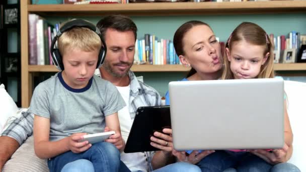 Linda familia usando tecnologías — Vídeo de stock