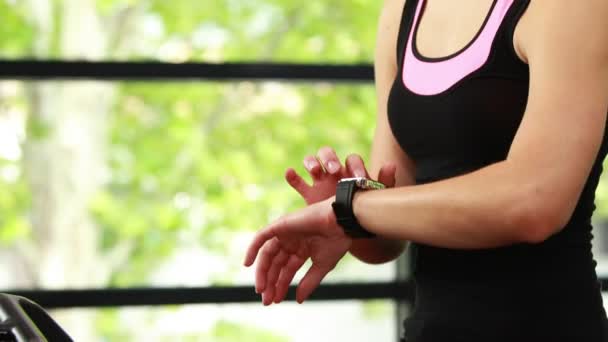 Přizpůsobit žena pomocí rotopedu a chytré hodinky — Stock video