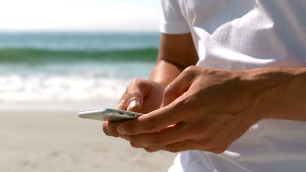 Bonito homem vestindo branco usando smartphone — Vídeo de Stock