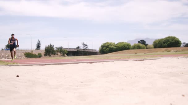 Deportista haciendo salto largo — Vídeos de Stock