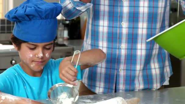 Pai e filho assar na cozinha — Vídeo de Stock