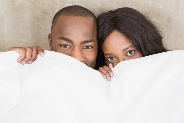 Jovem casal segurando cobertor — Fotografia de Stock