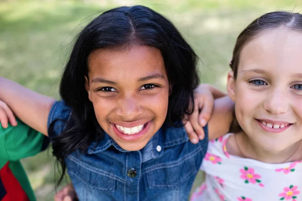 Les filles debout dans le parc — Photo