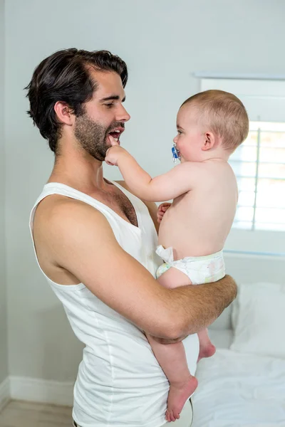 Pai carregando menino brincalhão — Fotografia de Stock