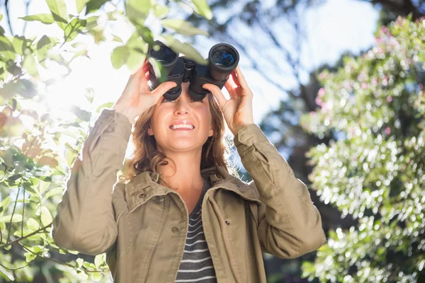 Woman using binoculars — Stock Photo, Image