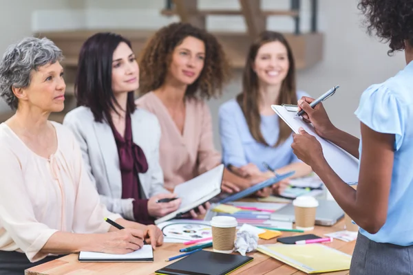 Woman noting on clipboard — Stock Photo, Image