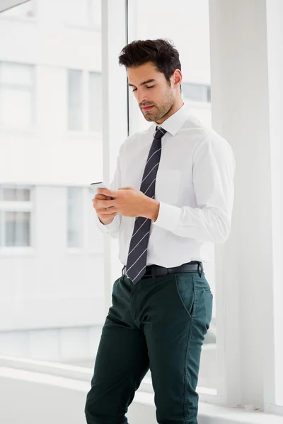 Mann hält Smartphone und SMS in der Hand — Stockfoto