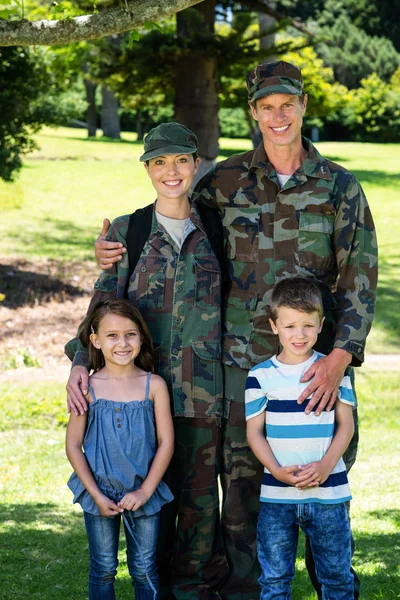 Soldater par återförenas med barn — Stockfoto
