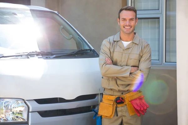 Handyman con cinturón de herramientas alrededor de la cintura — Foto de Stock