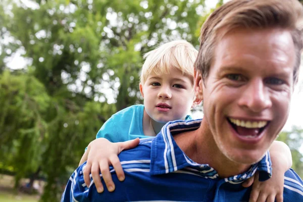 Mutlu adam sırtıma oğluna veriyor — Stok fotoğraf