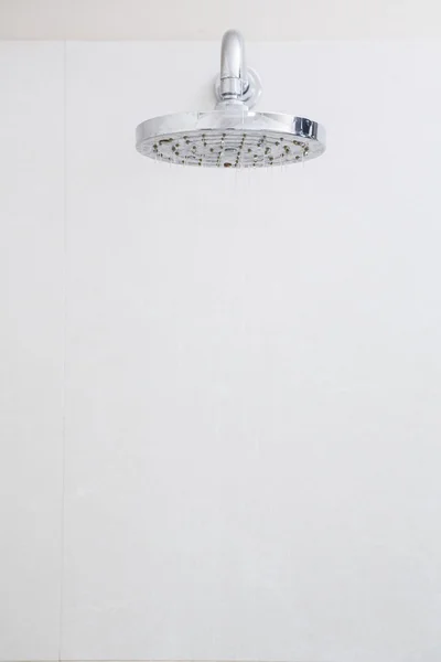 Douche blanche dans la salle de bain — Photo