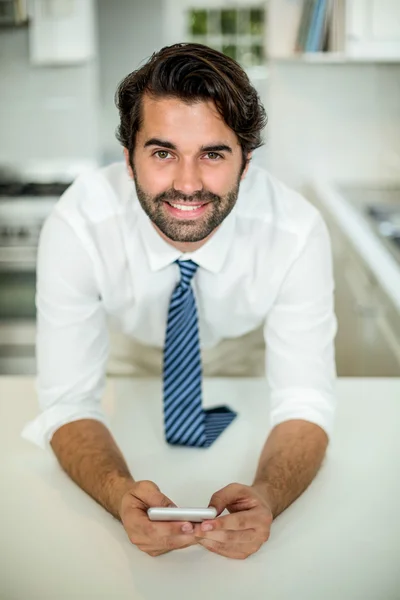 Geschäftsmann mit Handy am Tisch — Stockfoto