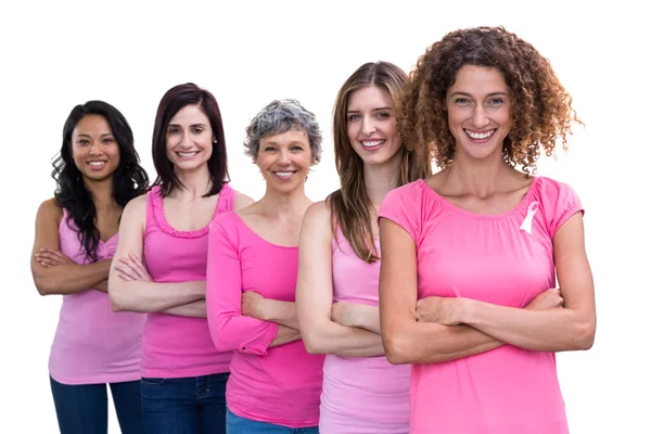 Mujeres en trajes de color rosa de pie en línea — Foto de Stock