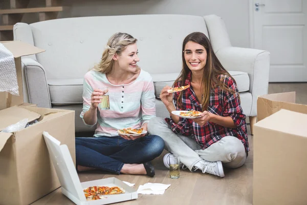 Donne che mangiano pizza in una nuova casa — Foto Stock