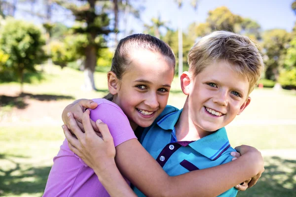 Hermanos abrazándose unos a otros — Foto de Stock