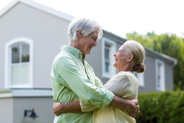 Senior paar omarmen in tuin — Stockfoto