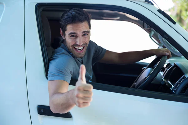 Hombre alegre con el pulgar hacia arriba signo — Foto de Stock