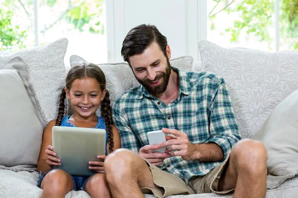 Fille et père avec tablette numérique — Photo