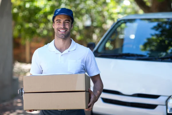 Entrega hombre sosteniendo caja de cartón —  Fotos de Stock