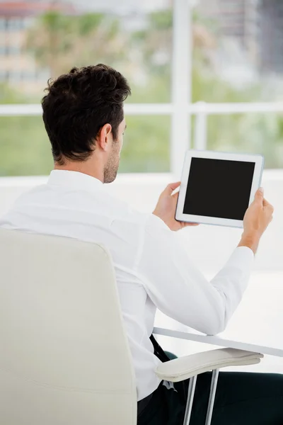 Zakenman die digitale tablet gebruikt — Stockfoto