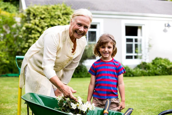 Garndmother e ragazzo con vasi di fiori — Foto Stock