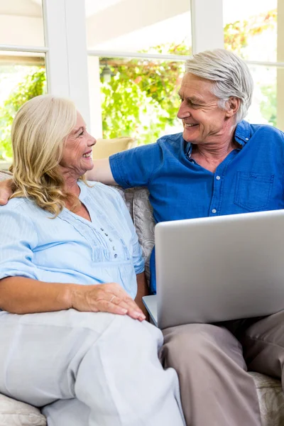 Senior par med bärbar dator hemma — Stockfoto