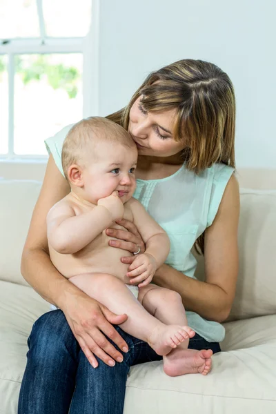 Mamma sitter med son på soffa — Stockfoto