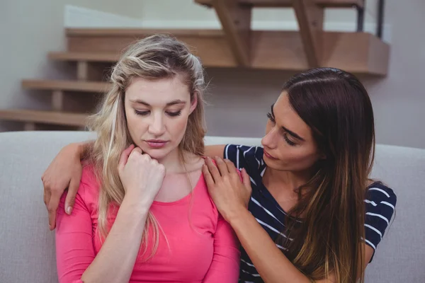 Vrouw troost boos vriend — Stockfoto