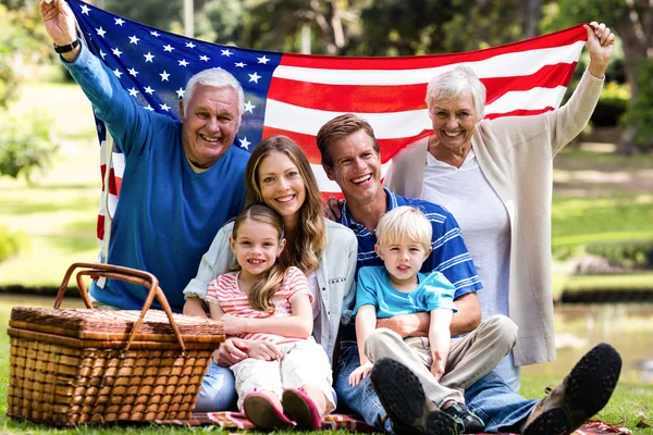 Amerikan bayrağı park holding aile — Stok fotoğraf