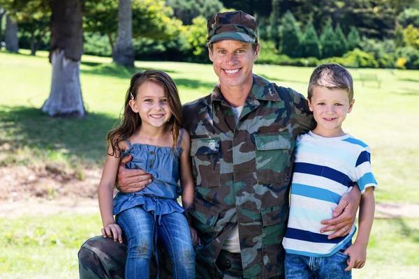 Солдат возз'єднався з сином і дочкою — стокове фото