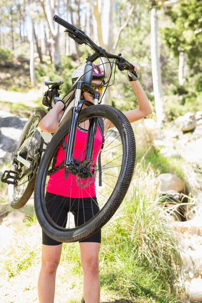 Mulher carregando sua bicicleta — Fotografia de Stock