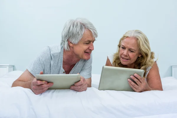Seniorenpaar nutzt digitale Tablets — Stockfoto