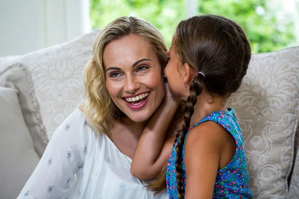 Ragazza sussurrando in sorridente orecchio madre — Foto Stock