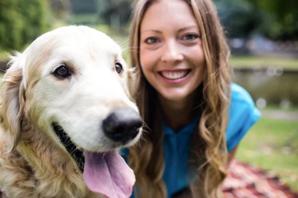 公園でペットの犬を持つ女性 — ストック写真