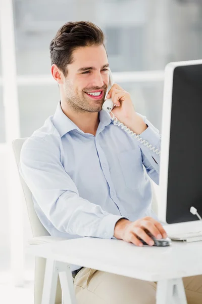 Empresário falando ao telefone — Fotografia de Stock