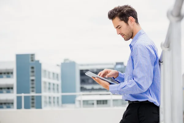 Zakenman die digitale tablet gebruikt — Stockfoto